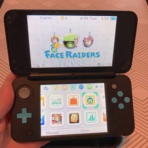 Nintendo 2DS with 4 games, stylus, charger and carrying bag.